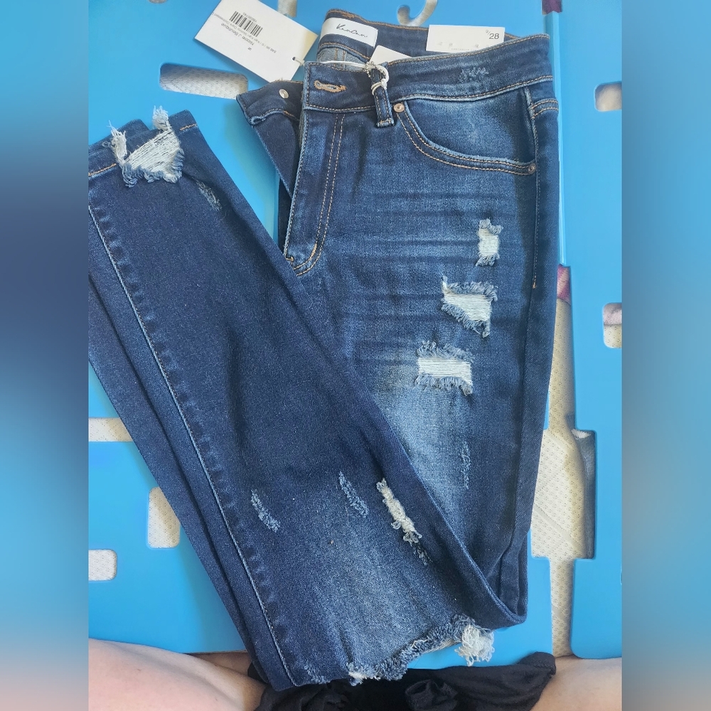 NWT KanCan Mid Rise Skinny Jeans Size 9